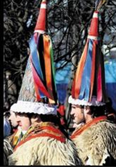 Los 'joaldunak' que se encuentran en Escocia (foto The Press and Journal)